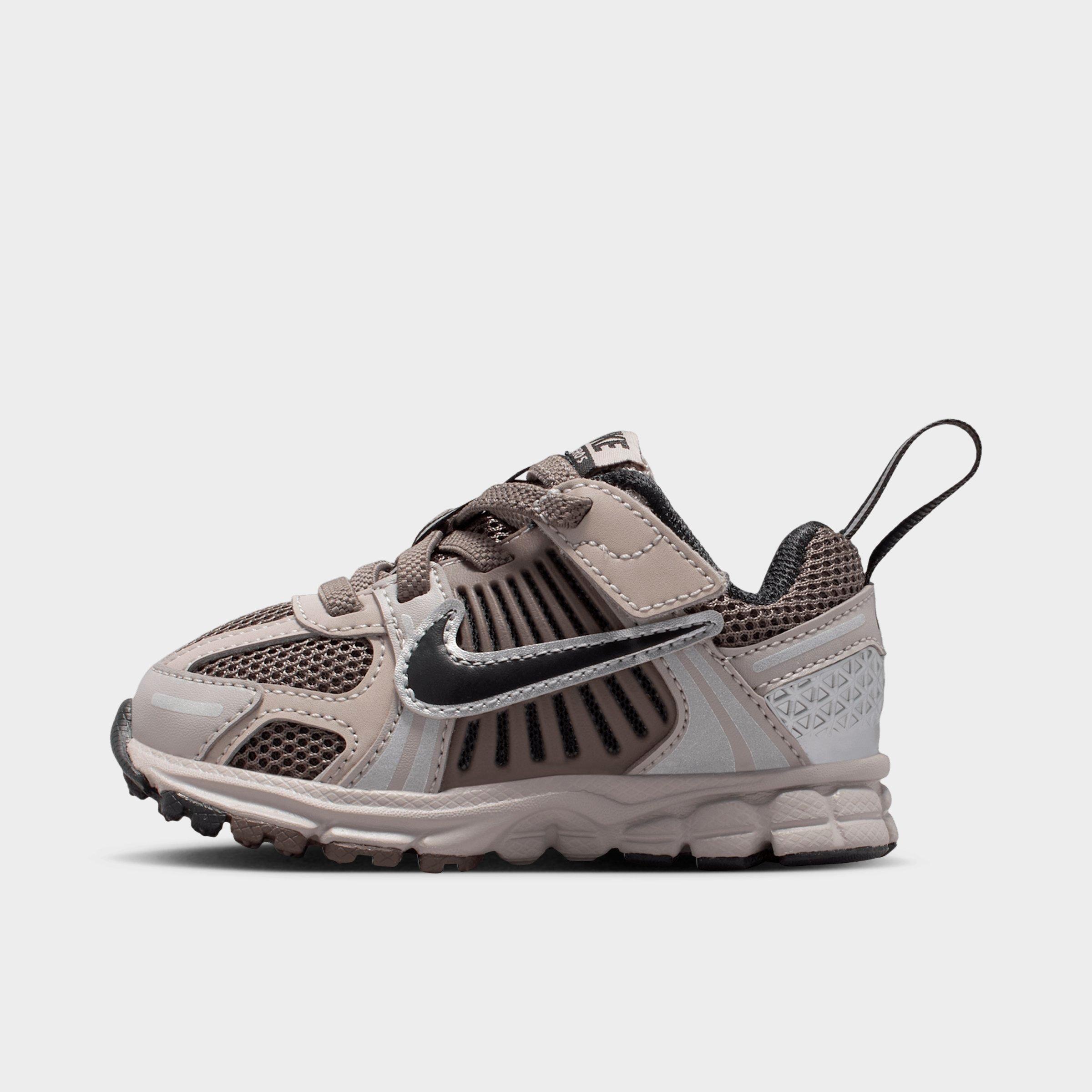 and Nike Vomero 5 Stretch Lace Casual Shoes