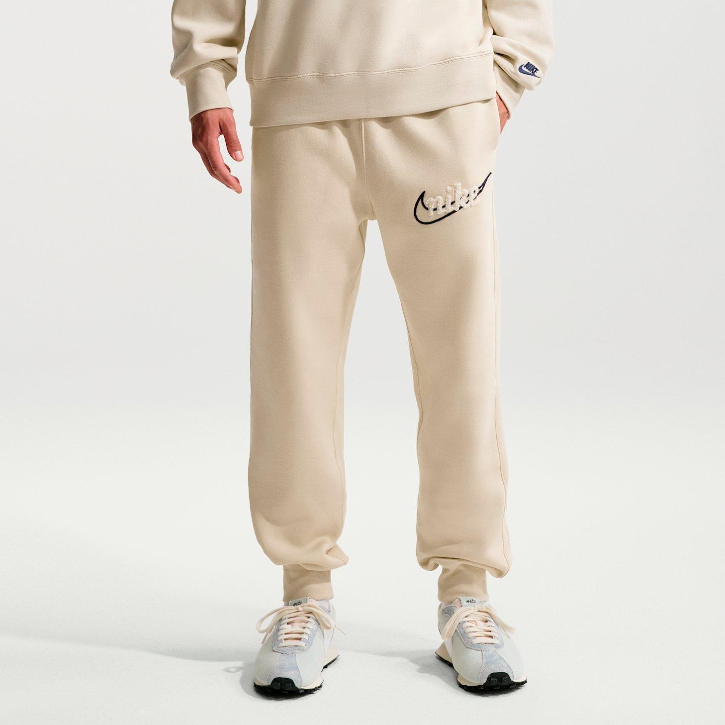 Nike Sportswear Club Chenille Script Fleece Jogger Pants