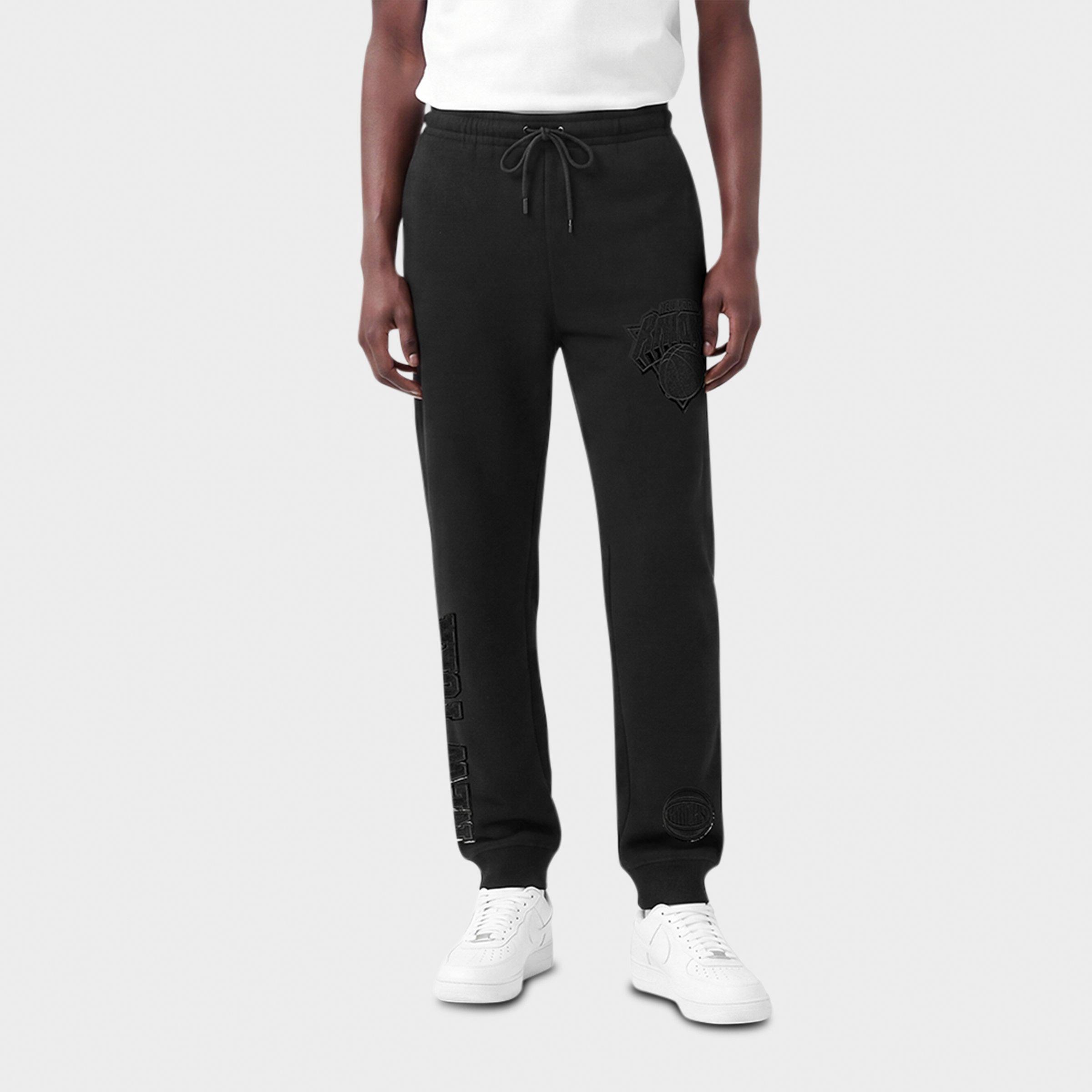 Pro Standard New York Knicks NBA Classic Chenille Triple Black Fleece Jogger Pants